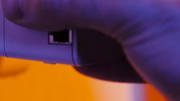 백인 손 남자 벽 인터넷 통신 손가락 주택 실내 사람 사무실 디지털 자료 장비 네트워크 닫기 콘센트 플러그 연결 접속 무선전화기 신호 와이파이 전자 언론 모뎀 방화벽 삽입 MOV 해외동영상 클립영상 서양인 비즈니스 모션 내부 건물 신체부위 전화기 무선인터넷 동영상 파일형식