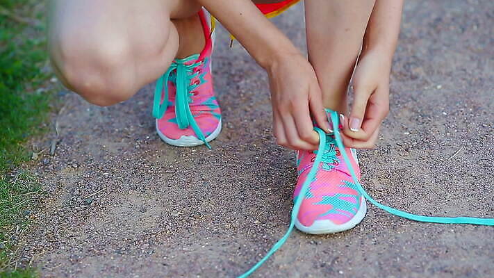 백인 라이프스타일 공원 여자 스포츠 분홍색 운동화 신발 십자가 손가락 자국 건강 관리 한명 사람 야외 달리기 조깅 운동 걷기 도시 작업 결합 무릎꿇기 손톱관리 연습 확인 시작 마라톤 달리기선수 선로 양발 운동화끈 MOV 해외동영상 클립영상 서양인 1 손 공공시설 컬러 모션 경기 생활 끈 네일아트 육상스포츠 육상선수 동영상 파일형식