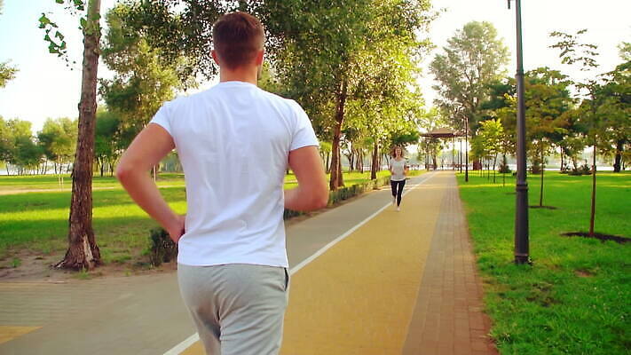 라이프스타일 공원 여자 남자 스포츠 아침 건강 두명 달리기 조깅 운동 햇빛 일몰 인사 도시 최고 연습 마라톤 느림 달리기선수 승인 전력질주 MOV 해외동영상 슬로모션 클립영상 주간 공공시설 모션 촬영기법 사람 경기 생활 태양 노을 예절 육상스포츠 육상선수 동영상 파일형식