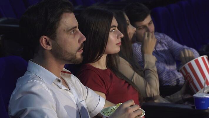 1 라이프스타일 여자 남자 감정 종이 얼굴 음료 음식 분홍색 티셔츠 2 의자 팔찌 휴식 관리 미소 사람 여러명 빨간색 친구 상자 3D 어둠 흰색 시간 정크푸드 영화관 극장 먹기 필름 영화 만족 팝콘 튜브 무료 호러 흥미 4K MOV 해외동영상 클립영상 컬러 가구 다수 컨셉 셔츠 장신구 관계 모션 문화예술 표정 생활 신체부위 디지털합성 공포 동영상 파일형식