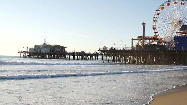 공원 상징 여행 휴가 파노라마 풍경 사람없음 야외 여름 파란색 모래사장 햇빛 유행 미국 바퀴 클래식 가장자리 심볼 휴양지 복고 회전 캘리포니아 태평양 남쪽 로스앤젤레스 랜드마크 수평선 4K 산타모니카 MP4 해외동영상 클립영상 계절 공공시설 바다 컬러 컨셉 북아메리카 촬영기법 태양 장소 둘레 방향 동영상 파일형식