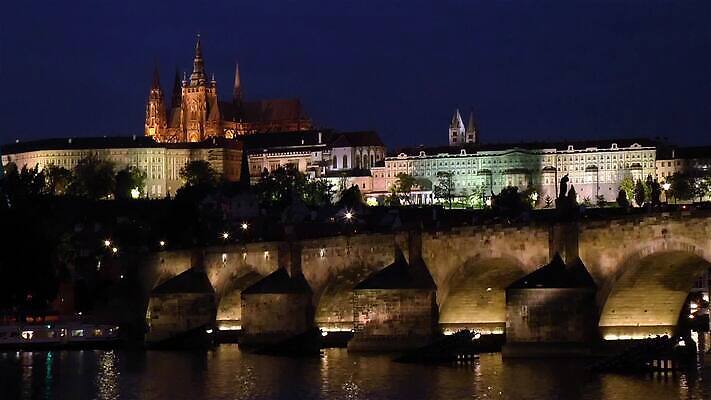 사람없음 강 성당 궁전 보트 중세 야간 체코 프라하 구시가지 MP4 해외동영상 클립영상 자연요소 유럽 고건축 배_교통 종교건축 역사 동영상 파일형식