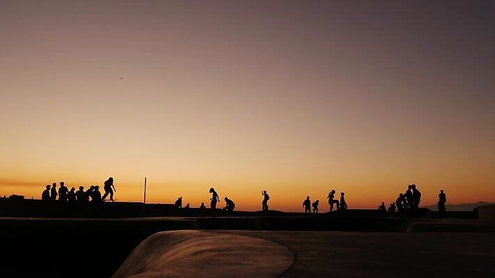 라이프스타일 남자 실루엣 스포츠 여행 백그라운드 모션 놀이 거리 기술 사람 경사 취미 사람없음 야외 여름 빛 청춘 운동 점프 검은색 미국 일몰 스케이트 스케이트보드 사발 승차 저녁 소프트포커스 캘리포니아 베네치아 태평양 스케이터 스케이트장 로스앤젤레스 그런지 프리스타일 카피스페이스 4K 산타모니카 MP4 해외동영상 클립영상 계절 스포츠용품 바다 컬러 컨셉 북아메리카 스포츠시설 운동선수 촬영기법 건강 생활 노을 이탈리아 공백 보드_스포츠 사기그릇 야간 동영상 파일형식