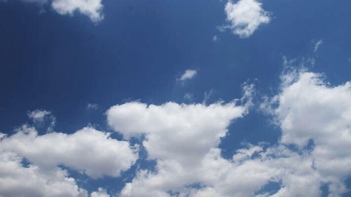 구름 컬러 백그라운드 자연 하늘 날씨 풍경 사람없음 야외 가로 여름 파란색 빛 햇빛 태양 우주 환경 흰색 전원 분위기 장면 천국 솜털 스카이라인 내추럴 오존 적란운 천창 유일 4K 타임랩스 MOV 해외동영상 클립영상 자연요소 계절 컨셉 촬영기법 전기에너지 생태계 동영상 파일형식 구름_자연