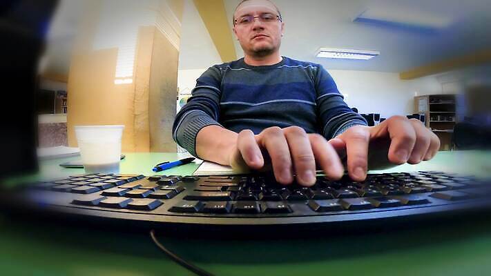 이동 인터넷 비즈니스 회의 기술 대화 컴퓨터 사무실 카메라 디지털 모니터 웹 관찰 그물 연결 디자이너 자르기 사이버 보안 감시 온라인 동영상 해커 소통 스파이 제어 화상통화 4K MP4 해외동영상 클립영상 직업 컨셉 모션 말하기 안전 전자제품 범죄 통화 파일형식