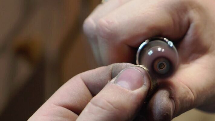 백인 직업 손 디자인 산업 장신구 공장 노동자 기술 관리 창조 빛 금속 장비 공구 반지 잡기 업무 작업실 황금 고급 수리 제조 은색 상품 보석 만들기 다이아몬드 광택 고정 닦기 판화 공예가 백금 MOV 해외동영상 클립영상 서양인 컬러 컨셉 공업 모션 재질 미술 신체부위 도구 작업 광석 동영상 파일형식