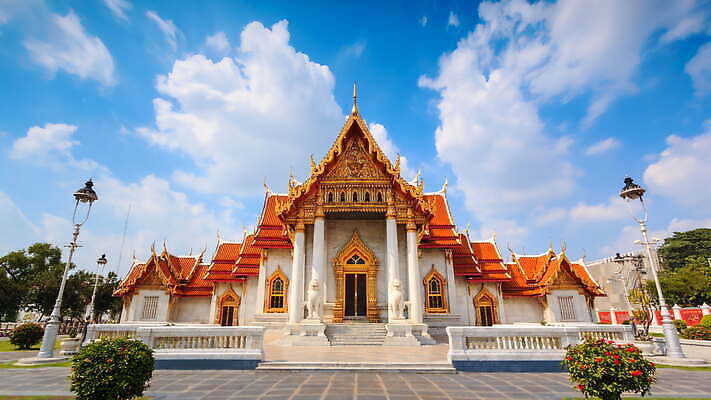 외관 아시아 종교 문화 여행 백그라운드 이동 불교 건축양식 태국 하늘 미술 사람없음 건물 장식 파란색 동남아시아 놀람 궁전 흰색 사찰 역사 황금 질감 방콕 대리석 수도원 랜드마크 숭배 옛날 인기 4K 타임랩스 MOV 해외동영상 클립영상 건축물 건축 감정 나라 컬러 컨셉 고건축 재료 종교건축 문화예술 촬영기법 표정 동영상 파일형식