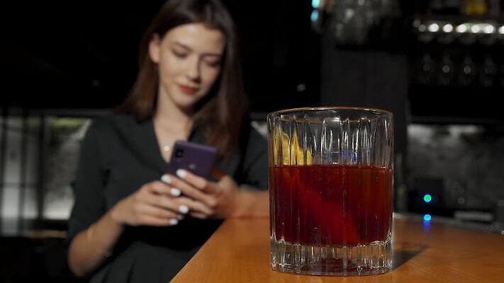 라이프스타일 여자 행복 문화 음료 인터넷 통신 유리 모바일 휴가 세포 실내 한명 이벤트 성인 스마트폰 핸드폰 청춘 파티 유행 활발 카페 알코올 칵테일 바 메시지 어플리케이션 무선전화기 스마트 클럽 온라인 소셜 유흥 4K MOV 해외동영상 클립영상 1 감정 컨셉 재질 주류 사람 내부 생활 전자제품 스마트기기 상점 전화기 동영상 파일형식