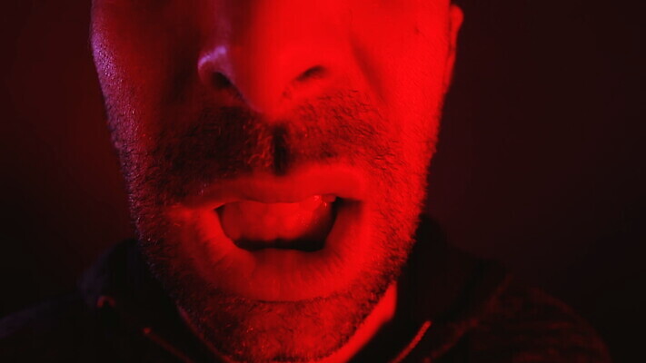 백인 1 응시 남자 감정 얼굴 수염 스트레스 한명 사람 성인 빨간색 머리 카메라 어둠 외침 고통 분노 표현 입 폭력 좌절 닫기 치아 불만 나쁜 공격적 부정적 비명 심각 표현성 MOV 해외동영상 클립영상 서양인 시선 컬러 컨셉 모션 신체부위 전자제품 소리 소화기관 사회이슈 동영상 파일형식