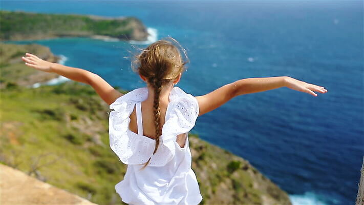 백인 라이프스타일 딸 어린이 바다 여행 조류 바람 휴가 한명 해변 야외 물 태양 기쁨 흰색 고급 언덕 미코노스섬 파라다이스 MOV 해외동영상 클립영상 자연요소 서양인 동물 1 감정 컬러 섬 컨셉 가족 날씨 사람 생활 그리스 동영상 파일형식