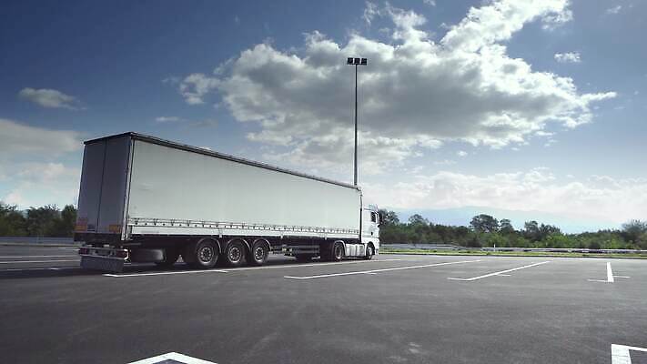 산업 도로 여행 비즈니스 교통시설 자동차 휴식 사람없음 장비 운전 트럭 화물 흰색 고속도로 그룹 큼 주차 승합차 창고 서비스 상업 짐차 무거움 트레일러 제비 물류 그만 분배 자동 줄서기 4K MP4 해외동영상 클립영상 길 육상교통 컬러 교통 컨셉 모션 승용차 조류 운송업 무게 크기 시설 동영상 파일형식