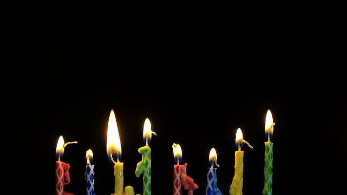 행복 컬러 백그라운드 불 불꽃 기념 실내 이벤트 사람없음 장식 가로 빨간색 빛 컬러풀 노란색 파티 검은색 희망 축하 인사 뜨거움 생일 메시지 달콤 수집 오브젝트 문학 동영상 정의 연소 고립 광 왁스 화상 4K MOV 해외동영상 클립영상 자연요소 기념일 감정 컨셉 내부 예절 맛 상처 파일형식