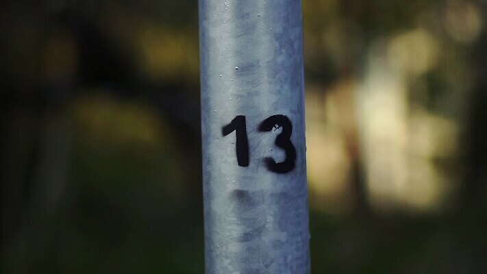 디자인 행복 컬러 백그라운드 컨셉 부동산 추상 거리 사람없음 야외 초록색 숫자 금속 검은색 페인트 행운 무서움 심볼 오브젝트 사인 질감 동영상 그런지 금요일 미신 스타일 아연 HD MOV 해외동영상 클립영상 문자 감정 무늬 재질 재산 요일 영양소 파일형식