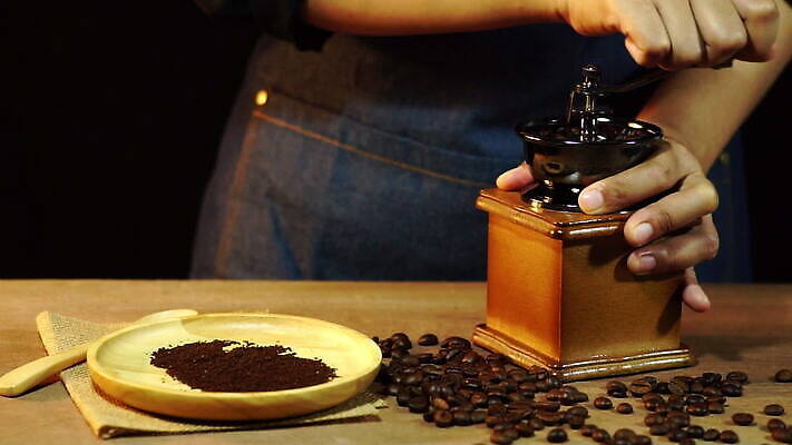 직업 접시 디자인 커피 음료 백그라운드 재료 탁자 아침 콩 기술 관리 목재 갈색 주방 식당 숟가락 검은색 앞치마 어둠 카페 장비 흐름 흰색 신선 붓기 아침식사 준비 회전 날것 만들기 아로마 바리스타 그라인더 에스프레소 방법 조작 카페인 핸드메이드 힙스터 맛있는 MOV 해외동영상 슬로모션 클립영상 주간 나무 식기 패션 컬러 가구 컨셉 모션 곡류 촬영기법 수저 상점 식사 동영상 커피용품 파일형식