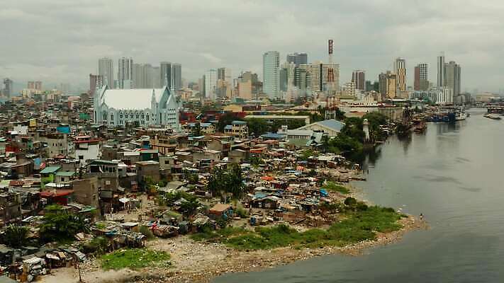 구름 라이프스타일 아시아 도로 바다 여행 비즈니스 건축양식 하늘 거리 아파트 주택 안테나 파노라마 동양인 풍경 사람없음 야외 건물 금융 경제 도시풍경 사무실 환경 탑 항구 고층빌딩 화물 도시 고속도로 그룹 센터 오염 도심 쓰레기 폐기물 오두막 플라스틱 가난 사회이슈 기중기 함선 상업 해안도시 장면 지역 포트 타운 낭비 개발 랜드마크 빈민가 생태학 소셜 수도권 옛날 인구 조감도 터미널 판잣집 혼란 4K MOV 해외동영상 클립영상 자연요소 건축물 교육 건축 나라 길 컨셉 배_교통 통신 교통시설 재질 촬영기법 인종 빌딩 생활 운송업 중장비 동영상 파일형식