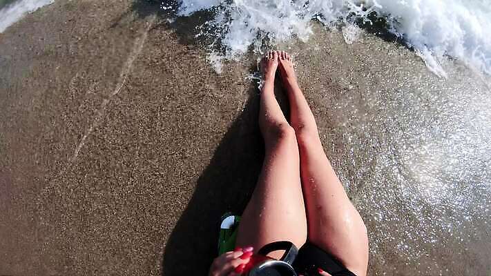 백인 라이프스타일 여자 모래 파도 바다 여행 신체 맨발 발 자연 휴가 휴식 건강 사람 야외 물 태양 섹시 여행객 맑음 산책 선탠 피부 양발 4K MP4 해외동영상 슬로모션 클립영상 자연요소 서양인 컨셉 날씨 촬영기법 생활 신체부위 생태계 동영상 파일형식