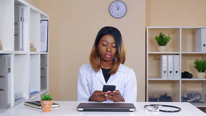 직업 흑인 인터넷 통신 청진기 성공 모바일 직장 건강 병원 한명 미소 사람 스마트폰 핸드폰 약 스크린 터치 의사 코트 메시지 어플리케이션 스마트 나눔 보험 돌봄 소셜 채팅 치료사 셀룰러 4G 4K MOV 해외동영상 클립영상 서양인 1 컨셉 회사 의학 의료기기 모션 표정 IT 전자제품 스마트기기 외투 의료진 동영상 파일형식