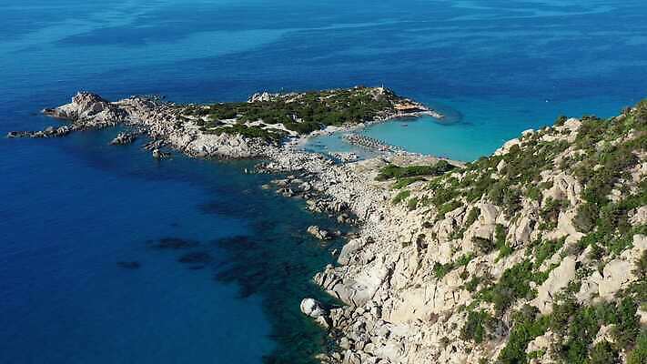 모래 바다 섬 여행 하늘색 자연 휴가 안테나 파노라마 풍경 사람없음 야외 초록색 물 여름 파란색 태양 맑음 수영 이탈리아 만 보트 지중해 언덕 석호 내추럴 터키석 파라다이스 4K MOV 해외동영상 클립영상 자연요소 계절 유럽 컬러 배_교통 통신 날씨 촬영기법 수상스포츠 보석 생태계 동영상 파일형식