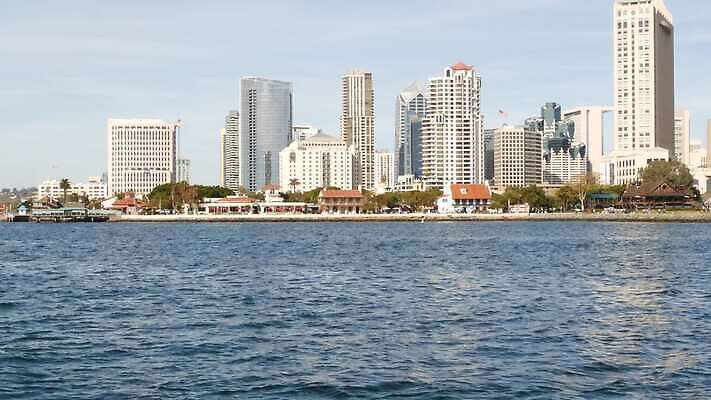 바다 요트 건축양식 바람 파노라마 사람없음 건물 파란색 관광지 도시풍경 탑 항구 고층빌딩 미국 도시 만 보트 수면 도심 캘리포니아 태평양 방문 구역 산티아고 선박 수평선 4K MP4 해외동영상 클립영상 자연요소 건축물 건축 컬러 여행 수상교통 북아메리카 배_교통 교통시설 날씨 촬영기법 풍경 빌딩 물 동영상 파일형식