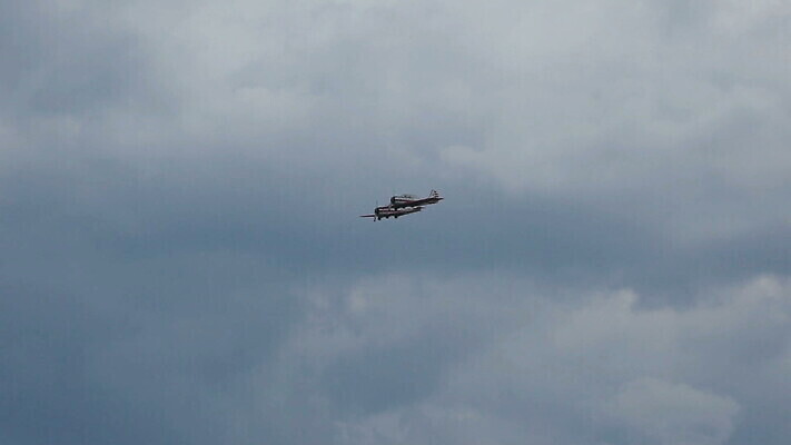 구름 하늘 비행기 안테나 사람없음 파란색 세계 힘 수확 골동품 역사 작음 파일럿 공군 항공 복고 군용 프로펠러 전쟁 쇼 해군 제트기 에어쇼 대패 옛날 착륙 폭격기 MOV 해외동영상 클립영상 자연요소 직업 무기 컬러 농업 통신 항공교통 대중교통 군대 크기 동영상 파일형식