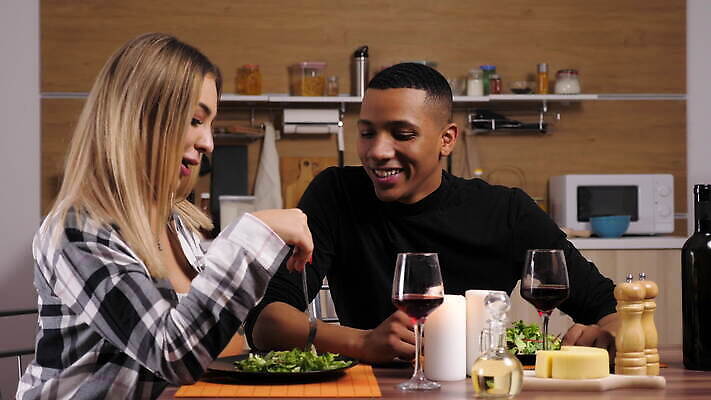 백인 라이프스타일 커플 여자 음료 음식 와인잔 촛불 가족 관계 유리 결혼식 남편 함께함 발렌타인데이 건강 대화 사랑 요리 미소 앉기 내부 주방 와인 검은색 식사 저녁식사 낭만 흰색 아내 날짜 준비 섞기 4K MOV 해외동영상 클립영상 레이스천 서양인 감정 컬러 결혼 컨셉 술잔 초 모션 데이이벤트 재질 주류 표정 말하기 사람 생활 직물 동영상 파일형식