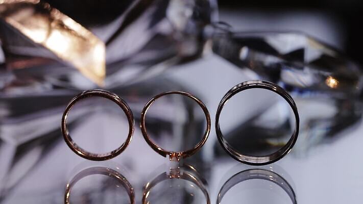 전통 커플 기념일 결혼 2 장신구 결혼식 남편 함께함 선물 사랑 사람없음 빛 금속 흰색 축하 반지 아내 쌍 황금 고급 닫기 은색 보석 심볼 오브젝트 다이아몬드 약혼 고립 백금 제안 MOV 해외동영상 클립영상 감정 컬러 컨셉 관계 모션 재질 이벤트 광석 약속 동영상 파일형식