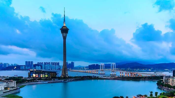 산업 아시아 길 바다 섬 여행 건축양식 교통시설 호텔 안테나 풍경 사람없음 건물 경제 빛 도시풍경 컬러풀 반사 여행객 탑 항구 중국 새벽 관찰 도시 도심 야간 저녁 카지노 해안도시 장면 타운 스카이라인 랜드마크 루트 마카오 절정 4K 타임랩스 MP4 해외동영상 클립영상 자연요소 건축물 건축 나라 컬러 교통 통신 모션 숙소 촬영기법 사람 도박 시설 동영상 파일형식