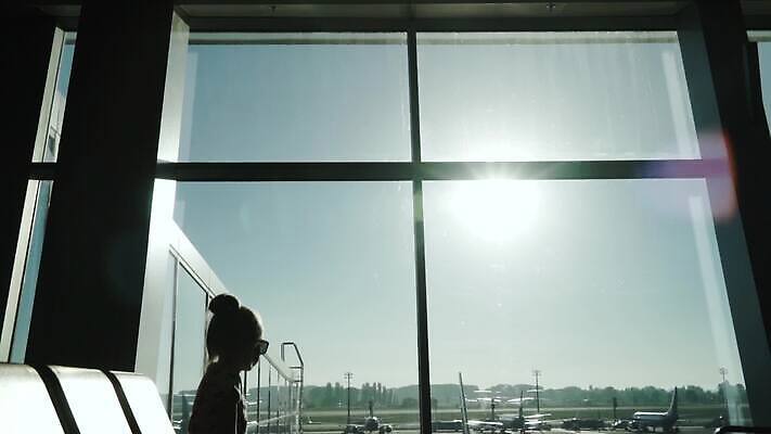 직업 산업 어린이 여행 비즈니스 창문 교통시설 유리 아침 비행기 파노라마 한명 선글라스 일출 기다림 공항 주차 항공 서비스 속도 대문 활주로 제트기 승객 대패 땅바닥 우크라이나 터미널 항공사 유도로 MP4 해외동영상 클립영상 주간 1 유럽 안경 길 교통 항공교통 모션 재질 대중교통 바닥 촬영기법 사람 문 노을 시설 동영상 파일형식