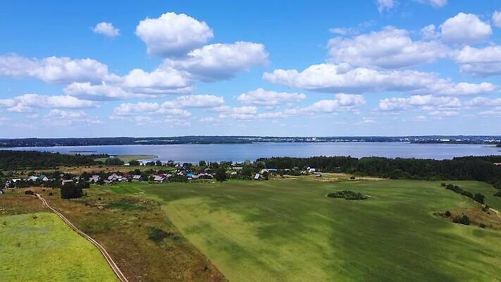 나무 유럽 도로 호수 바다 섬 여행 밭 자연 하늘 산 안테나 노르웨이 풍경 사람없음 초록색 물 여름 파란색 강 태양 농장 맑음 연못 만 숲 땅 북극 호기심 그림 항공촬영 드론 스칸디나비아 주입구 패닝샷 MOV 해외동영상 클립영상 자연요소 식물 계절 감정 나라 길 뷰포인트 컬러 컨셉 농업 통신 교통시설 날씨 촬영기법 극지방 생태계 동영상 파일형식