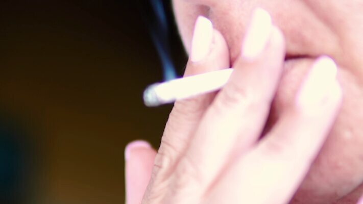 직업 1 라이프스타일 응시 여자 얼굴 포즈 백그라운드 컨셉 비즈니스 사업가 담배 실내 건강 사람 정장 성인 우아함 연기 60대 담배연기 암 중독 습관 나쁜 옛날 해로움 흡연자 스타일 4K MP4 해외동영상 클립영상 시선 옷 노년 흡연 내부 생활 신체부위 질병 동영상 파일형식