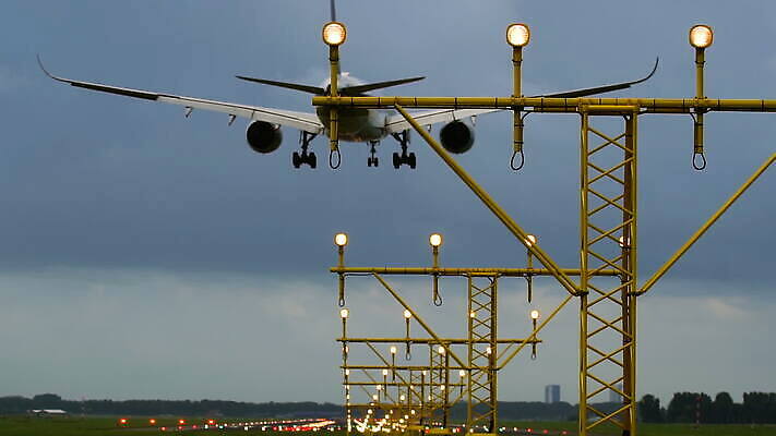 여행 백그라운드 신체 날개 전구 교통시설 모션 전등 조명 비행기 풍경 사람없음 뒷모습 빨간색 여름 빛 어둠 황혼 일몰 끝 닫기 공항 야간 저녁 땅 쌍둥이 도착 항공 꼬리 네온 활주로 제트기 승객 엔진 기어 느림 빛망울 대패 착륙 접근 항공사 MOV 해외동영상 클립영상 자연요소 계절 산업 길 뷰포인트 컬러 교통 가족 항공교통 대중교통 노을 시설 동영상 파일형식