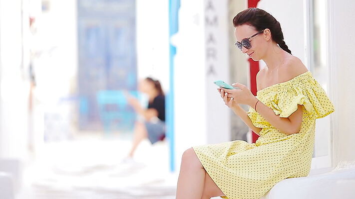 전통 드레스 꽃 딸 유럽 섬 여행 건축양식 텍스트 창문 가족 지붕 휴가 휴식 거리 선인장 주택 한명 사람 야외 건물 파란색 스마트폰 컬러풀 달리기 노란색 교회 문 마을 산책 흰색 도시 메시지 지중해 스마트 그리스 좁은 주말 타운 산토리니 그리스인 문자메시지 미코노스섬 숭배 MOV 해외동영상 클립영상 서양인 식물 1 건축물 옷 건축 나라 바다 컬러 컨셉 관계 종교건축 모션 핸드폰 스마트기기 동영상 파일형식