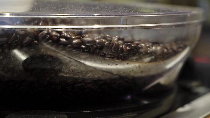 전통 커피 음료 음식 아침 휴식 콩 씨앗 사람없음 장식 갈색 상점 식당 어둠 카페 머그컵 수확 신선 바 뜨거움 닫기 맛 아침식사 낟알 굽기 복고 아로마 카푸치노 에스프레소 중독 내추럴 모카 아라비카 자동 카페인 스타일 국경 4K MOV 해외동영상 클립영상 주간 식물 컬러 컨셉 농업 모션 곡류 컵 식사 구이 동영상 파일형식