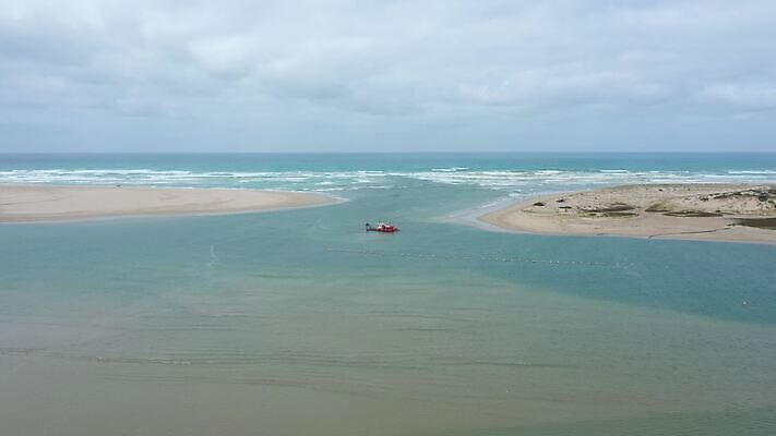구름 모래 파도 바다 하늘 안테나 풍경 사람없음 야외 초록색 물 여름 파란색 강 갈색 콘센트 호주 전기에너지 동영상 드론 주입구 해일 4K MP4 해외동영상 클립영상 자연요소 계절 컬러 통신 에너지 오세아니아 자연재해 파일형식