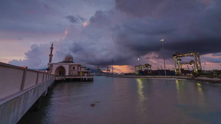 아시아 종교 바다 건축양식 하늘 사람 사람없음 건물 빨간색 물 일출 일몰 흰색 기도 기둥 이슬람교 모스크 신성 아라비아 말레이시아 순례 순례자 아랍어 예언자 4K 타임랩스 페낭 MP4 해외동영상 클립영상 자연요소 건축물 건축 나라 컬러 촬영기법 노을 동영상 파일형식