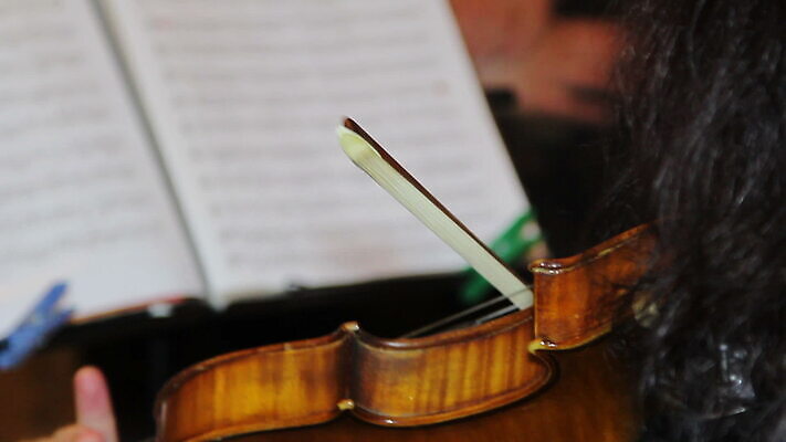 직업 줄 악기 음악 놀이 실내 미술 목재 소리 콘서트 공연 음악가 기구 클래식 바이올린 예술가 첼로 바이올리니스트 오케스트라 교향곡 멜로디 뮤지컬 비올라 완벽 플레이어 MOV 해외동영상 클립영상 나무 컨셉 재료 현악기 문화예술 이벤트 내부 연주자 악단 동영상 파일형식 찰현악기