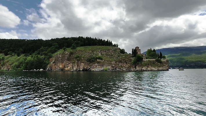 전통 유럽 기독교 종교 문화 호수 여행 건축양식 하늘 산 사람없음 건물 물 성당 교회 여행객 일몰 보트 역사 성자 심볼 언덕 장면 신성 천연기념물 랜드마크 마케도니아 바실리카 발칸반도 비잔틴 옛날 1인칭시점 4K MOV 해외동영상 클립영상 자연요소 건축물 시선 건축 나라 배_교통 종교건축 사람 노을 동영상 제국 파일형식 남유럽