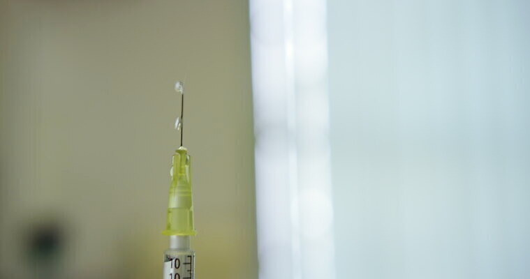 영국 잉글랜드 실내 주사기 사람없음 아웃포커스 건강관리 물방울 액체 떨어짐 오브젝트 준비 서식스 4K MOV 해외동영상 클립영상 유럽 컨셉 의료기기 촬영기법 건강 관리 내부 동영상 파일형식