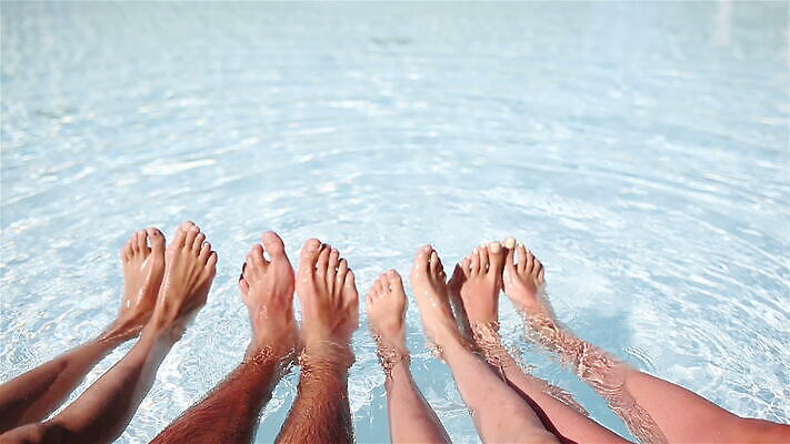 딸 어린이 여행 장난 가족 발 엄마 휴가 휴식 사람 여러명 성인 야외 물 파란색 수중 수영 활발 젖음 아빠 당구 아래 휴양지 양발 MOV 해외동영상 클립영상 자연요소 컬러 다수 컨셉 관계 신체부위 구기 장소 수상스포츠 방향 위치 동영상 파일형식