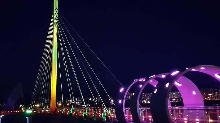 유럽 아시아 바다 여행 건축양식 전등 조명 한국 동양인 풍경 사람없음 건물 물 도시풍경 반사 여행객 탑 항구 고층빌딩 새벽 도시 만 보트 도심 야간 저녁 장면 스카이라인 석호 빛망울 랜드마크 4K MOV 해외동영상 클립영상 자연요소 건축물 건축 나라 배_교통 교통시설 사람 인종 빌딩 빛 동영상 파일형식