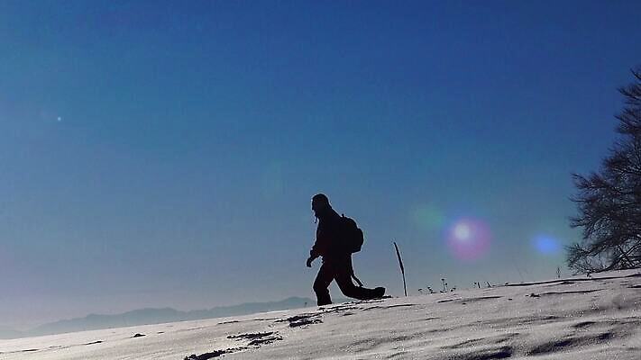 계절 남자 실루엣 스포츠 여행 겨울 자국 자연 산 한명 사람 야외 달리기 태양 여행객 걷기 얼음 산책 등산 트래킹 하이킹 추위 탐험 흰색 폭풍 설피 하이커 눈내림 MOV 해외동영상 클립영상 자연요소 1 컬러 모션 레저 날씨 휴식 눈_날씨 촬영기법 생태계 동영상 파일형식