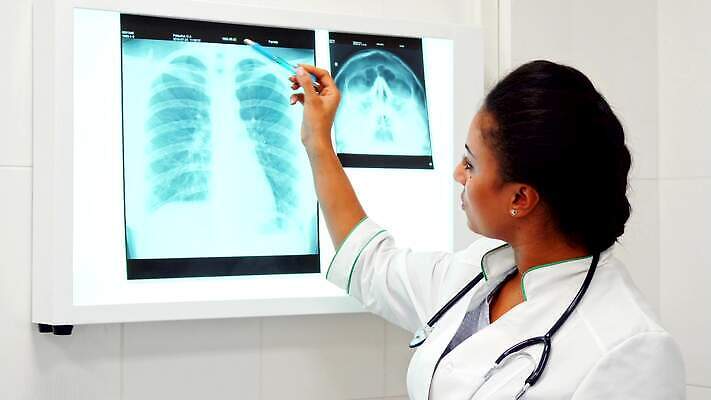 직업 여자 백그라운드 청진기 갈색머리 골격 엑스레이 건강 병원 실험 한명 성인 내부 상자 약 검은색 진료 의사 코트 관찰 잡기 판넬 허파 닫기 집중 정의 궤 돌봄 리뷰 배려 4K MOV 해외동영상 클립영상 1 헤어스타일 컬러 컨셉 의학 의료기기 모션 사람 외투 의료진 호흡기관 동영상 파일형식