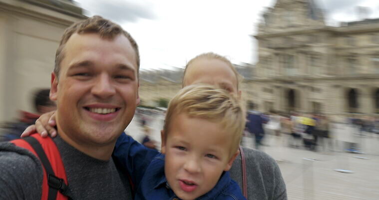 백인 행복 유럽 아들 어린이 여행 가족 유리 엄마 3 미소 사람 소년 성인 여행객 프랑스 아빠 셀프카메라 피라미드 회전 랜드마크 파리(프랑스) 4K MOV 해외동영상 클립영상 서양인 건축물 남자 감정 나라 관계 재질 표정 사진촬영 동영상 파일형식