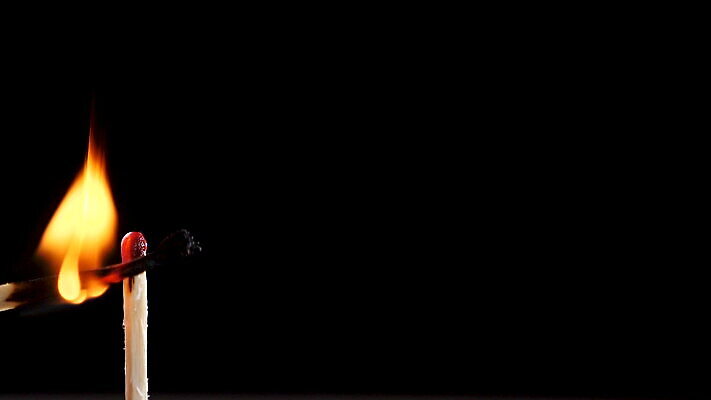 백그라운드 컨셉 오렌지 불 경기 사람없음 목재 빨간색 빛 머리 검은색 어둠 뜨거움 막대기 닫기 연기 떨어짐 야간 위험 심볼 오브젝트 문학 고립 스트라이크 유황 점화 타격 화상 MOV 해외동영상 클립영상 자연요소 나무 스포츠 컬러 과일 재료 모션 신체부위 상처 동영상 파일형식