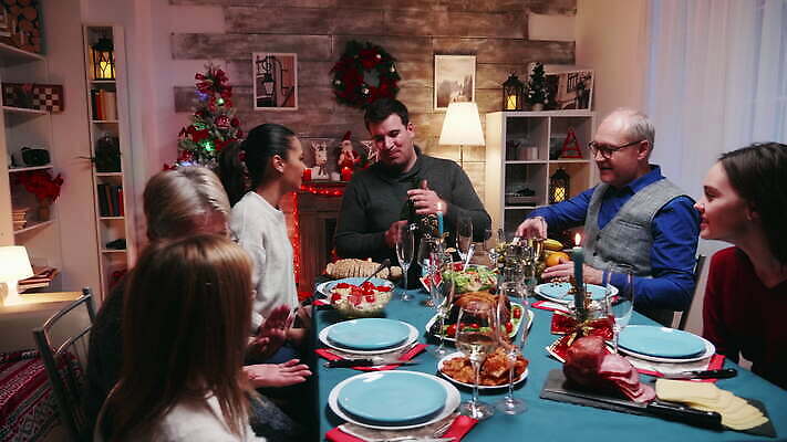 백인 전통 라이프스타일 계절 행복 음료 음식 크리스마스 가족 유리 탁자 휴가 주택 함께함 실내 대화 선물 미소 웃음 성인 크리스마스트리 파티 축제 식사 저녁식사 모임 축하 아빠 저녁 샴페인 먹기 잔치 크리스마스이브 4K MOV 해외동영상 클립영상 서양인 기념일 감정 가구 컨셉 관계 모션 재질 주류 표정 말하기 사람 이벤트 내부 건물 생활 야간 동영상 파일형식