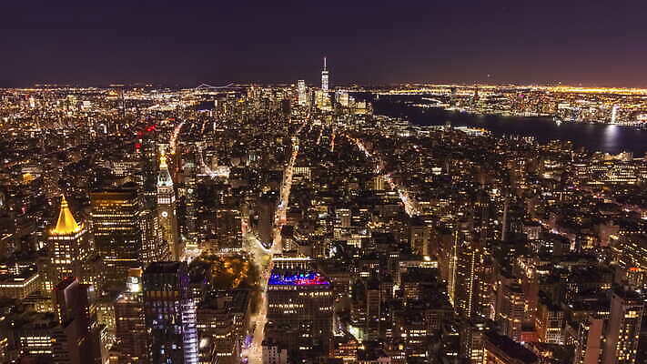 길 여행 건축양식 안테나 사람없음 건물 강 도시풍경 고층빌딩 미국 황혼 도시 도심 야간 저녁 뉴욕 스카이라인 맨해튼 빛망울 항공촬영 랜드마크 허드슨강 4K 타임랩스 MOV 해외동영상 클립영상 자연요소 건축물 건축 뷰포인트 북아메리카 통신 촬영기법 풍경 빌딩 빛 일몰 동영상 파일형식
