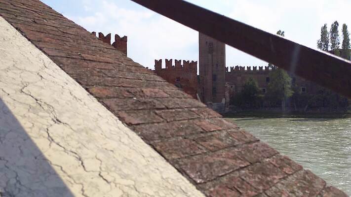 전통 공공시설 유럽 문화 벽 여행 건축양식 벽돌 사람없음 야외 빨간색 물 강 탑 이탈리아 골동품 도시 역사 보호 아치 타운 강화 랜드마크 베로나 옛날 4K MP4 해외동영상 클립영상 자연요소 건축물 건축 나라 컬러 컨셉 시설 동영상 파일형식