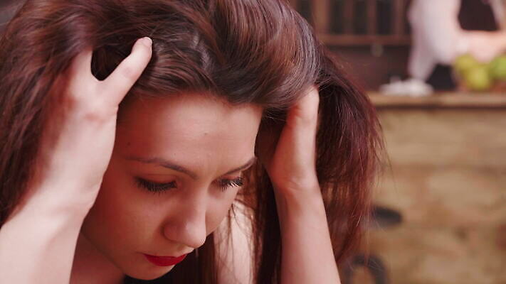 백인 여자 감정 얼굴 사람 고통 슬픔 흰색 표현 좌절 떨어짐 울음 속눈썹 눈물 불행 부정적 비극 우울증 적자 남용 4K MOV 해외동영상 클립영상 서양인 컬러 컨셉 표정 신체부위 질병 눈썹 동영상 파일형식