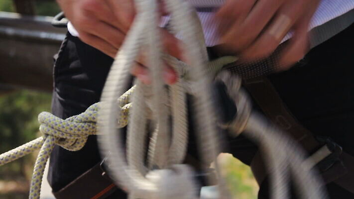 백인 직업 손 남자 밧줄 스포츠 포즈 비즈니스 자연 노동자 안전 사람 정장 성인 야외 운동 힘 등산 트래킹 하이킹 도전 잡기 비즈니스맨 닫기 위험 준비 매듭 닻 산악가 신발장 이스라엘 하이커 MOV 해외동영상 클립영상 서양인 옷 줄 여행 컨셉 모션 레저 건강 신체부위 직장인 생태계 동영상 서아시아 파일형식