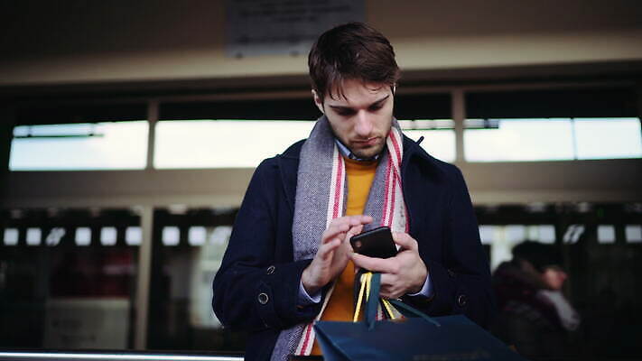 백인 응시 남자 여행 가방 청소년 한명 서기 사람 20대 야외 두명 캐주얼 스마트폰 핸드폰 쇼핑백 이탈리아 잡기 역 전화기 통화 토스카나 내려보기 남유럽 4K MOV 해외동영상 클립영상 서양인 1 시선 잡화 옷 유럽 교통시설 모션 청년 전자제품 스마트기기 동영상 파일형식